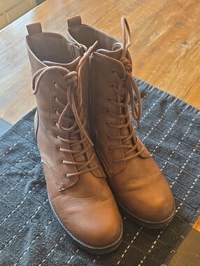 Amazon Essentials Brown Lace-Up Combat Boots